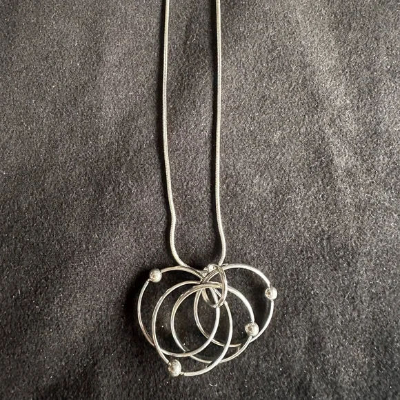 Pretty silver tone circles necklace - Picture 4 of 5